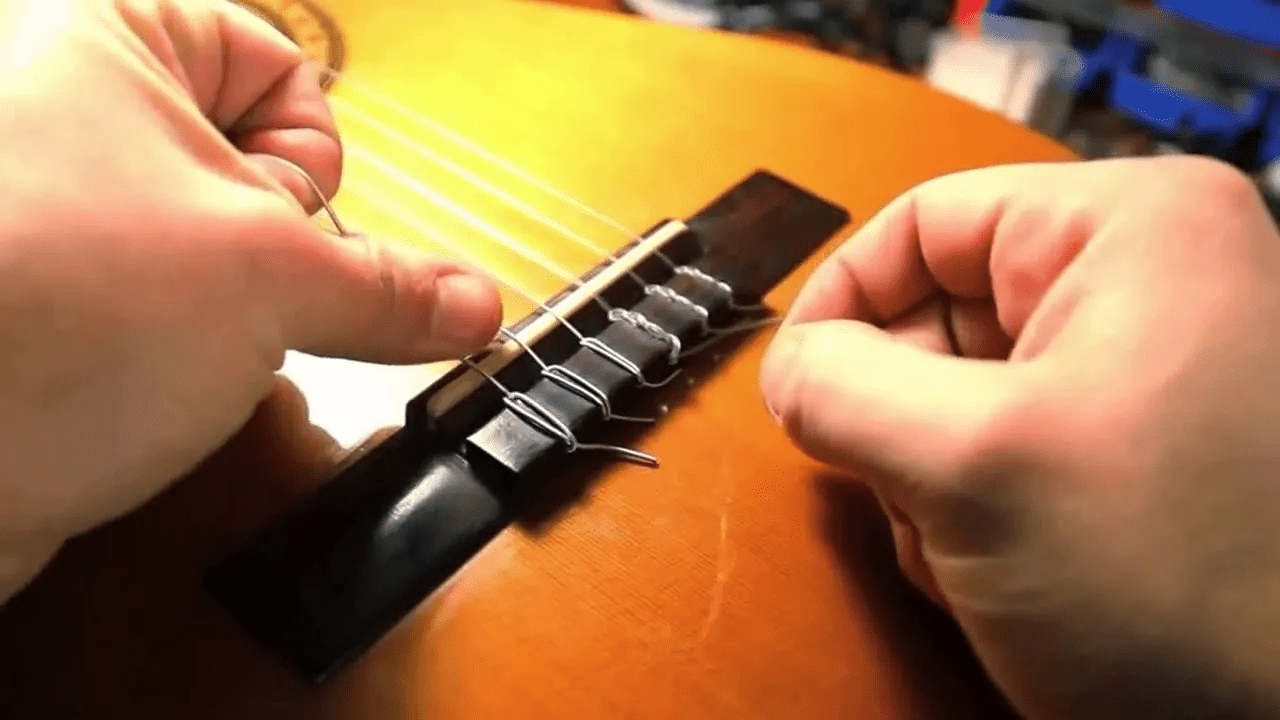 ¿Cómo cambiar las cuerdas a una guitarra acústica?